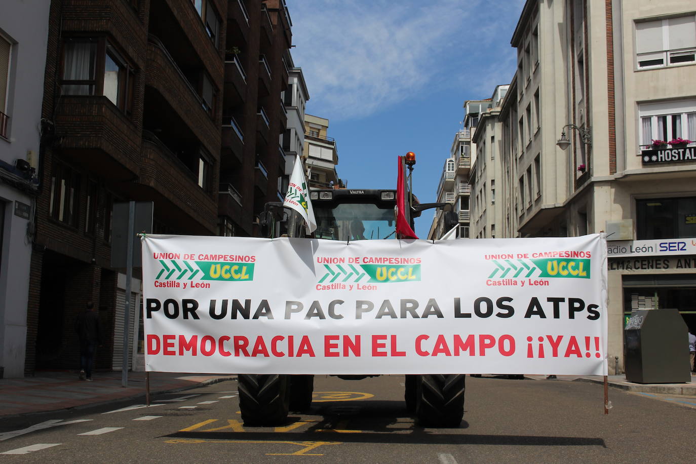 Trece camiones recorren las calles de León contra una PAC «cada vez menos productivista».