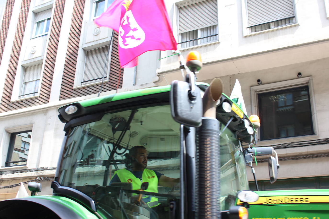 Trece camiones recorren las calles de León contra una PAC «cada vez menos productivista».