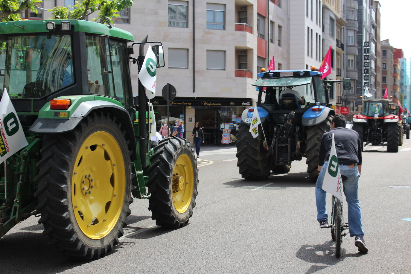 Trece camiones recorren las calles de León contra una PAC «cada vez menos productivista».