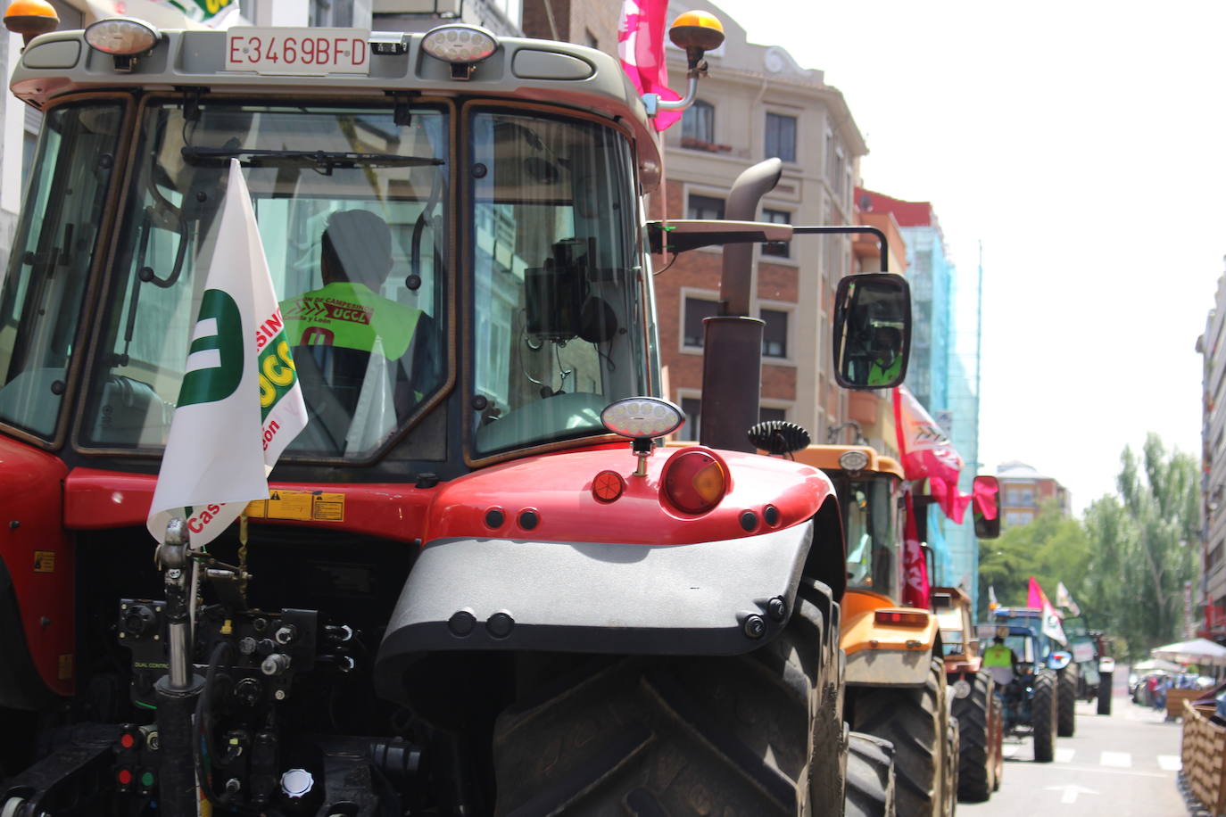 Trece camiones recorren las calles de León contra una PAC «cada vez menos productivista».