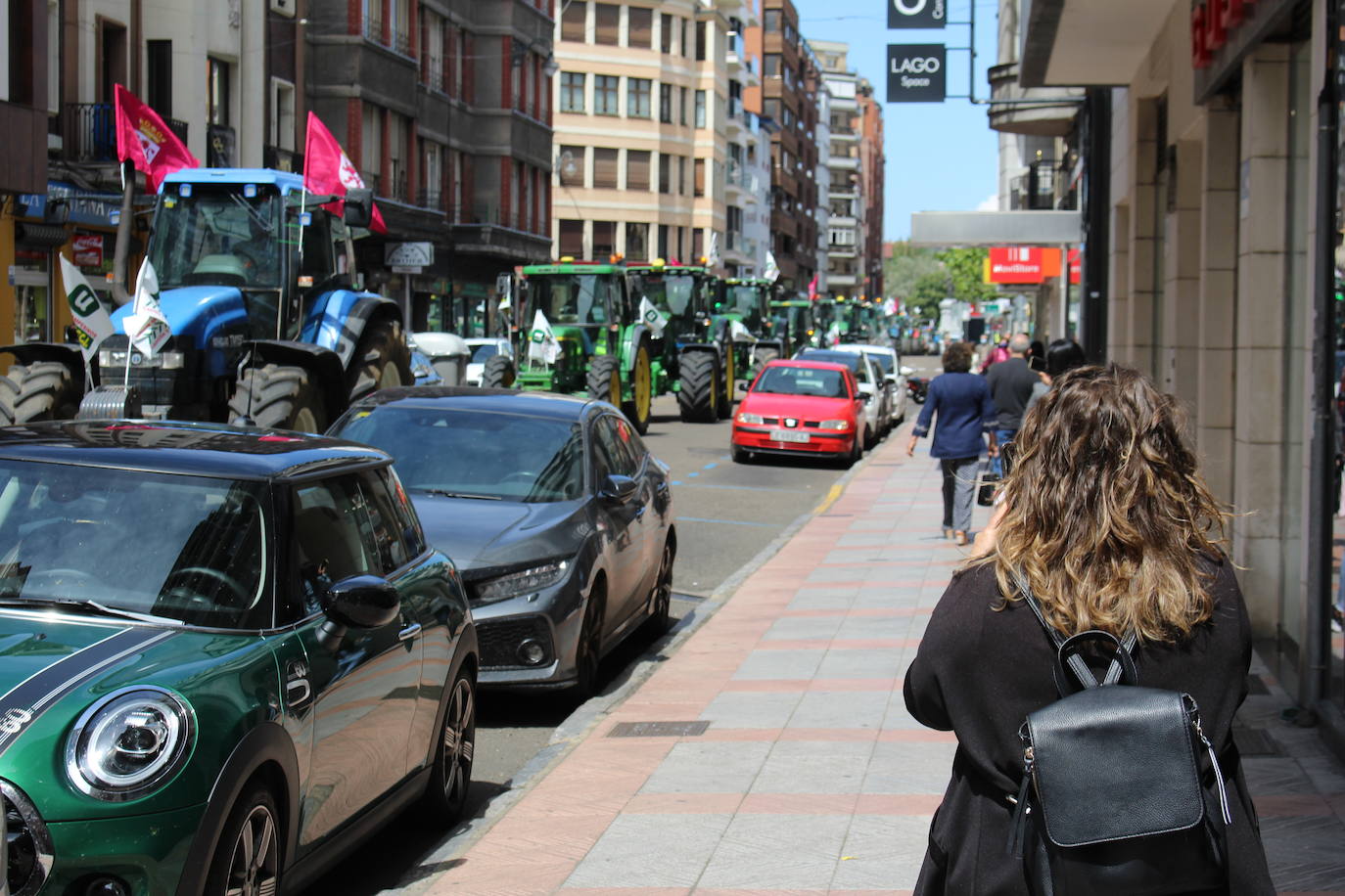 Trece camiones recorren las calles de León contra una PAC «cada vez menos productivista».