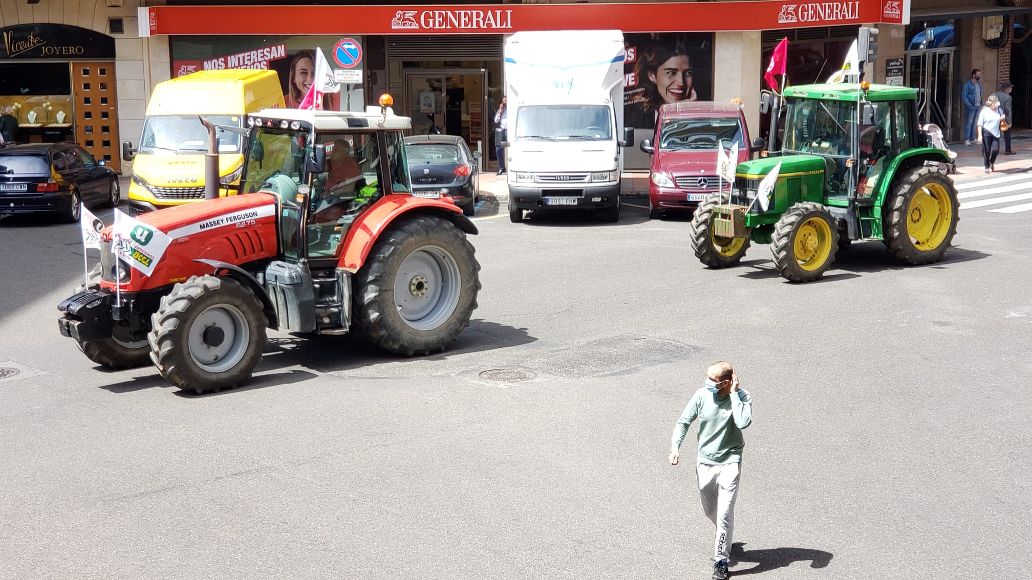 Trece camiones recorren las calles de León contra una PAC «cada vez menos productivista».