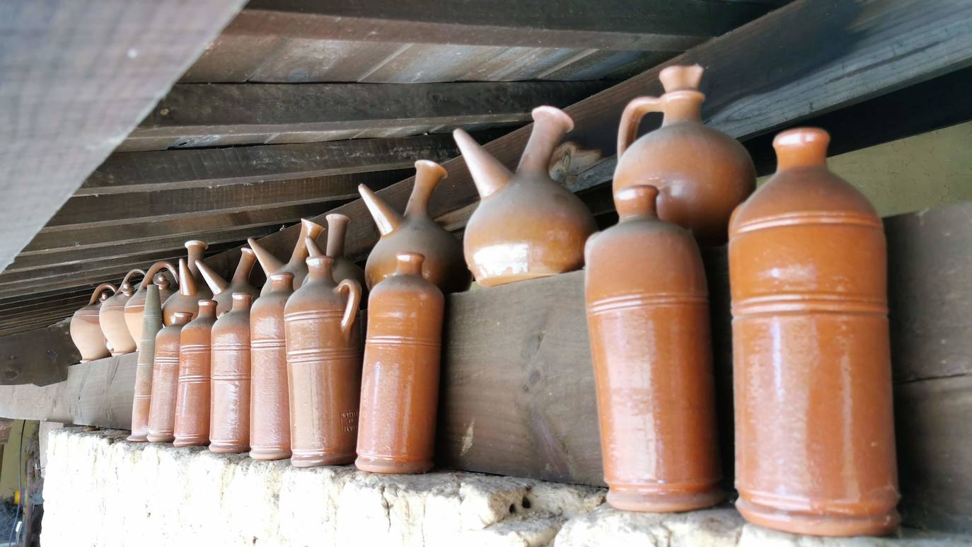 En alfares como estos, el gremio de los alfareros alcanzó su máximo esplendor a mediados del siglo XX cuando llegaron a superar el centenar y había días que se encendían hasta 30 hornos para la cocción de los cacharros en Jiménez de Jamuz