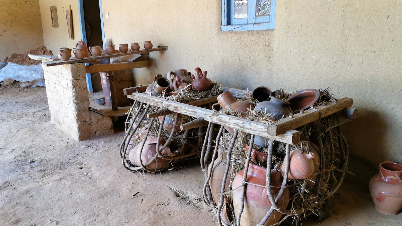 En alfares como estos, el gremio de los alfareros alcanzó su máximo esplendor a mediados del siglo XX cuando llegaron a superar el centenar y había días que se encendían hasta 30 hornos para la cocción de los cacharros en Jiménez de Jamuz