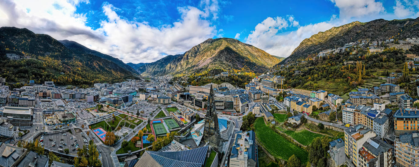 ANDORRA | Seguramente, al pensar en Andorra lo primero que nos viene a la cabeza es nieve y unas estupendas pistas para esquiar. Pero durante los meses de primavera y verano, los amantes del senderismo y de la naturaleza encontrarán en Andorra uno de los mejores destinos para disfrutar en familia. Existen multitud de opciones, tanto para realizar con niños hasta para los más exigentes. 