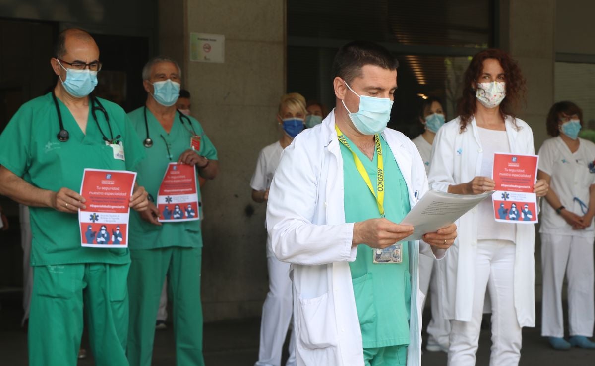 Los médicos de Urgencias se concentran para reclamar la creación de una especialidad propia en el sistema sanitario español.