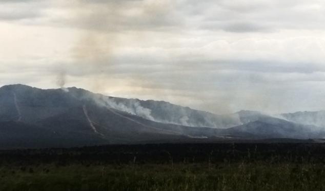 En la zona tan solo pueden intervenir medios aéreos ante la imposibilidad de actuar equipos terrestres por ser zona militar con numerosos explosivos activos | El fuego se ha propagado desde su núcleo entre los ríos Llamas y Espino. 