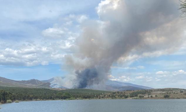 En la zona tan solo pueden intervenir medios aéreos ante la imposibilidad de actuar equipos terrestres por ser zona militar con numerosos explosivos activos | El fuego se ha propagado desde su núcleo entre los ríos Llamas y Espino. 