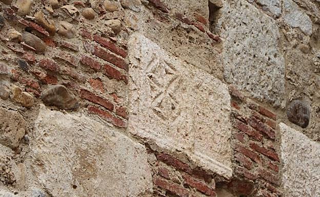 Lápidas localizadas en la muralla.