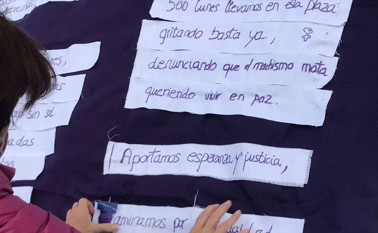Fragmento del poema bordado que se expondrá en el MUSAC.