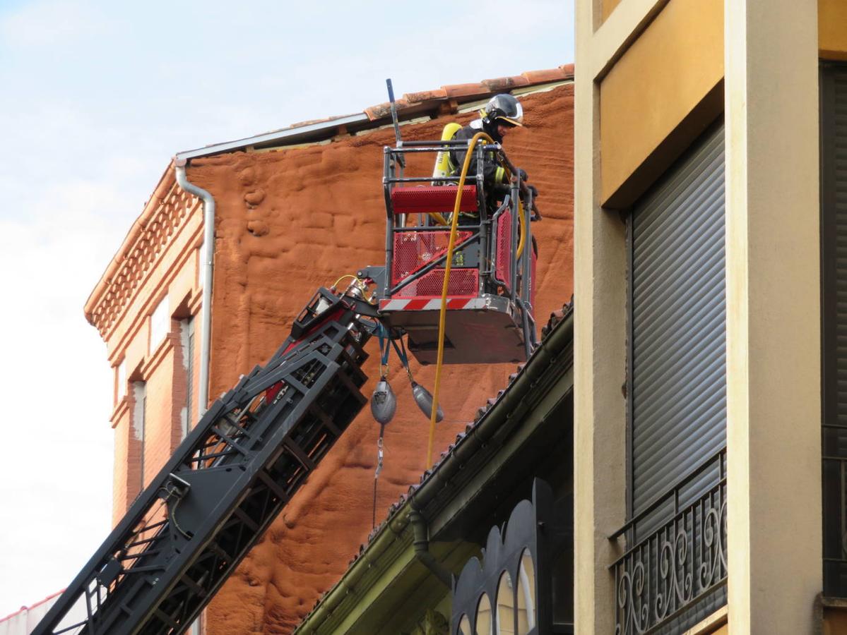 El incendio se ha desencadenado a primera hora de la mañana en uno de los inmuebles de la calle Cervantes de la capital leonesa.