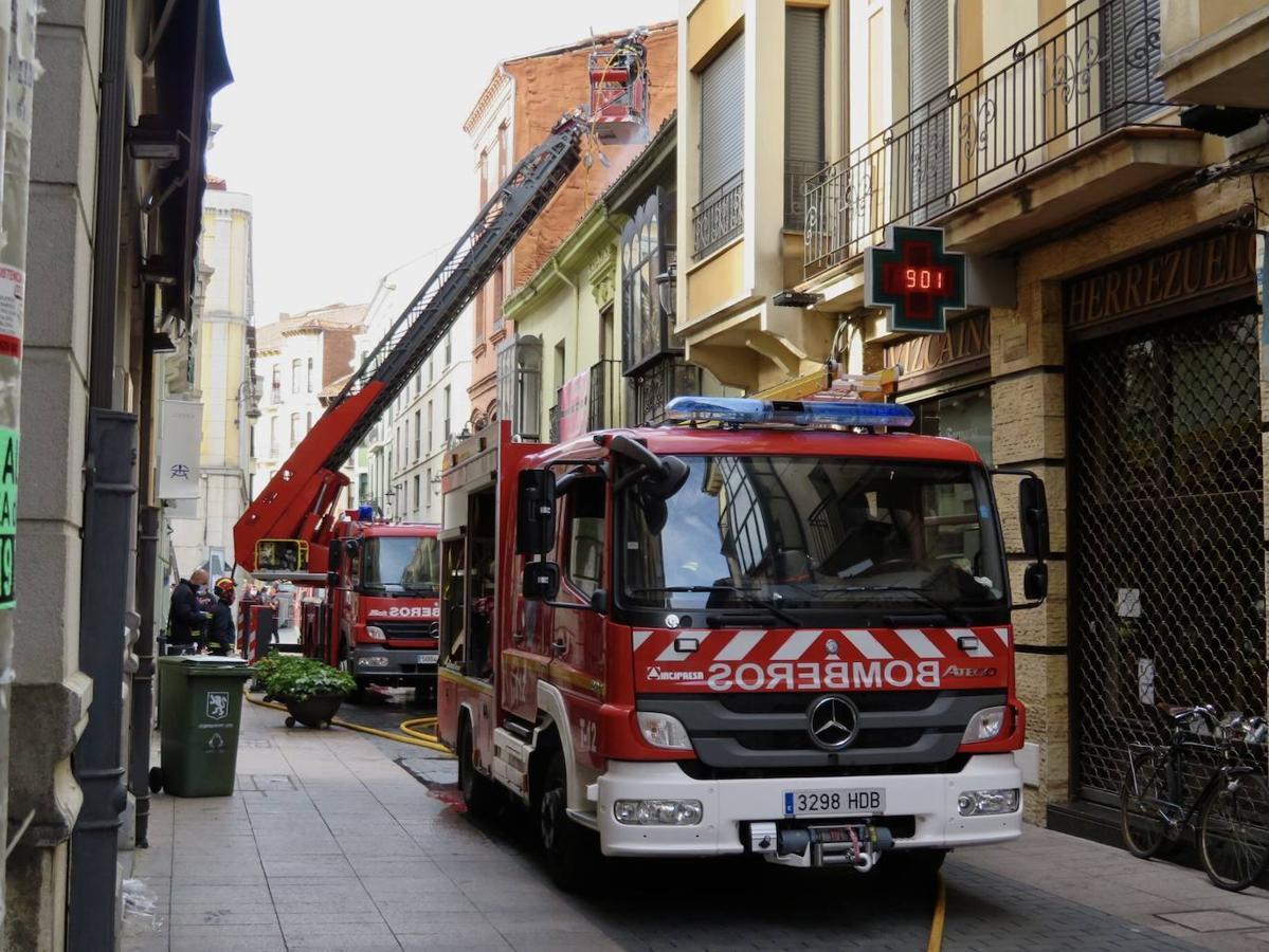 El incendio se ha desencadenado a primera hora de la mañana en uno de los inmuebles de la calle Cervantes de la capital leonesa.