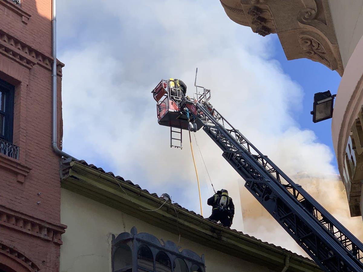 El incendio se ha desencadenado a primera hora de la mañana en uno de los inmuebles de la calle Cervantes de la capital leonesa.