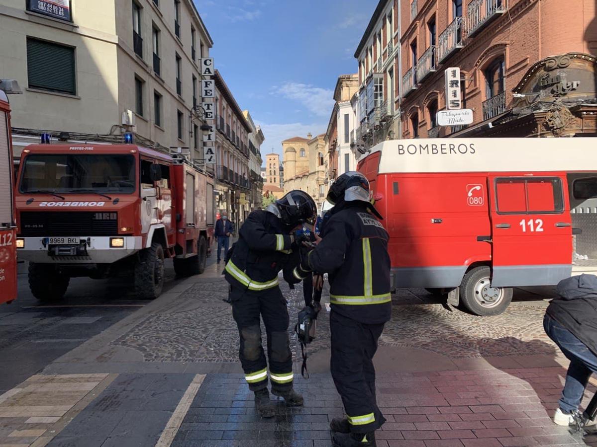 El incendio se ha desencadenado a primera hora de la mañana en uno de los inmuebles de la calle Cervantes de la capital leonesa.