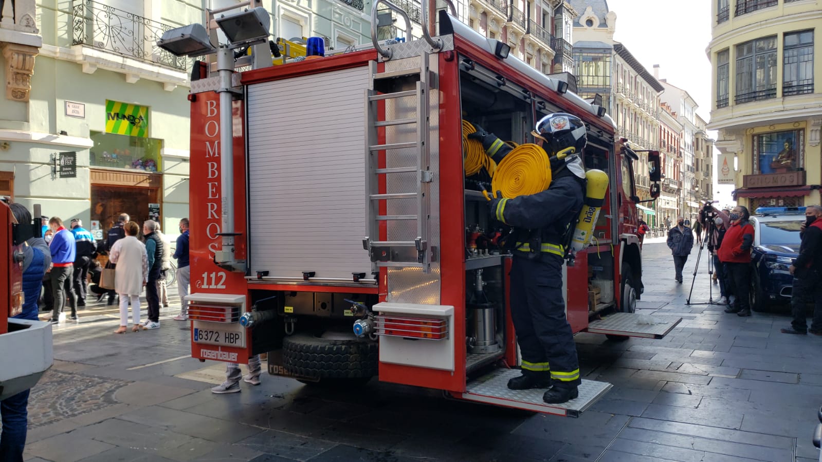 El incendio se ha desencadenado a primera hora de la mañana en uno de los inmuebles de la calle Cervantes de la capital leonesa.