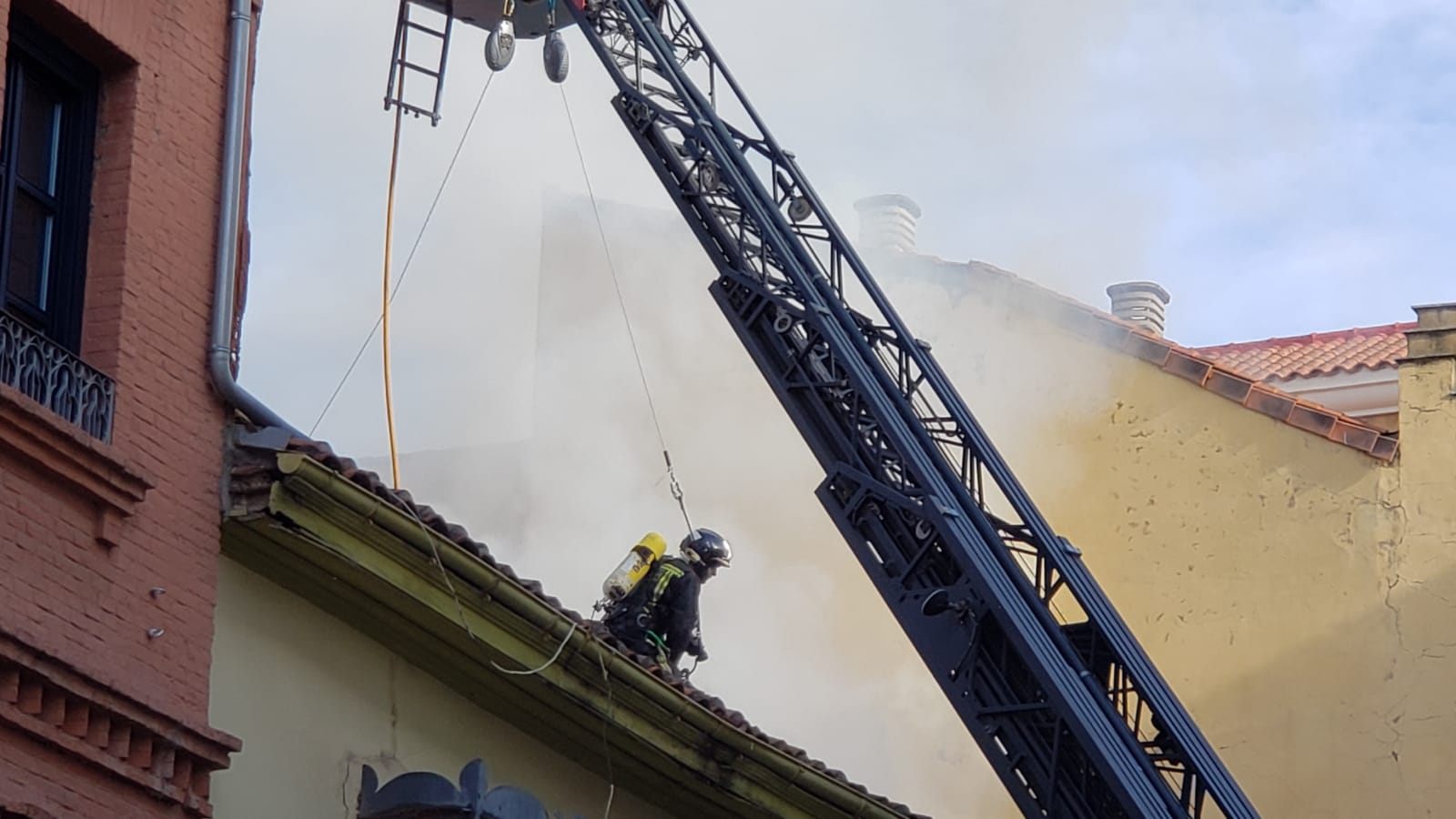 El incendio se ha desencadenado a primera hora de la mañana en uno de los inmuebles de la calle Cervantes de la capital leonesa.