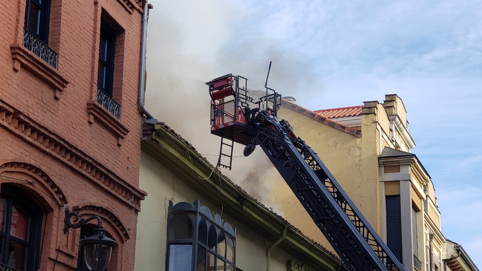 El incendio se ha desencadenado a primera hora de la mañana en uno de los inmuebles de la calle Cervantes de la capital leonesa.