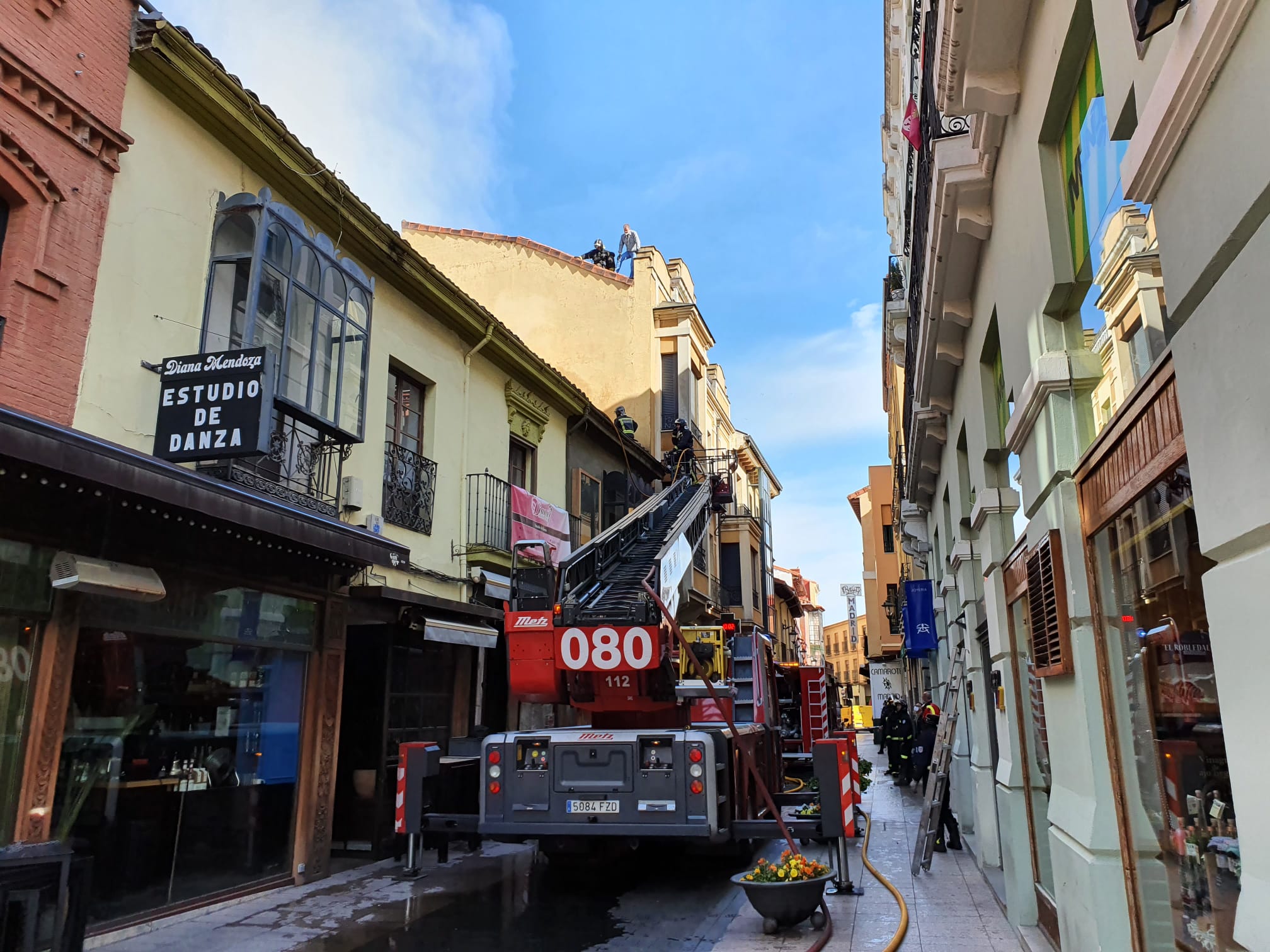 El incendio se ha desencadenado a primera hora de la mañana en uno de los inmuebles de la calle Cervantes de la capital leonesa.