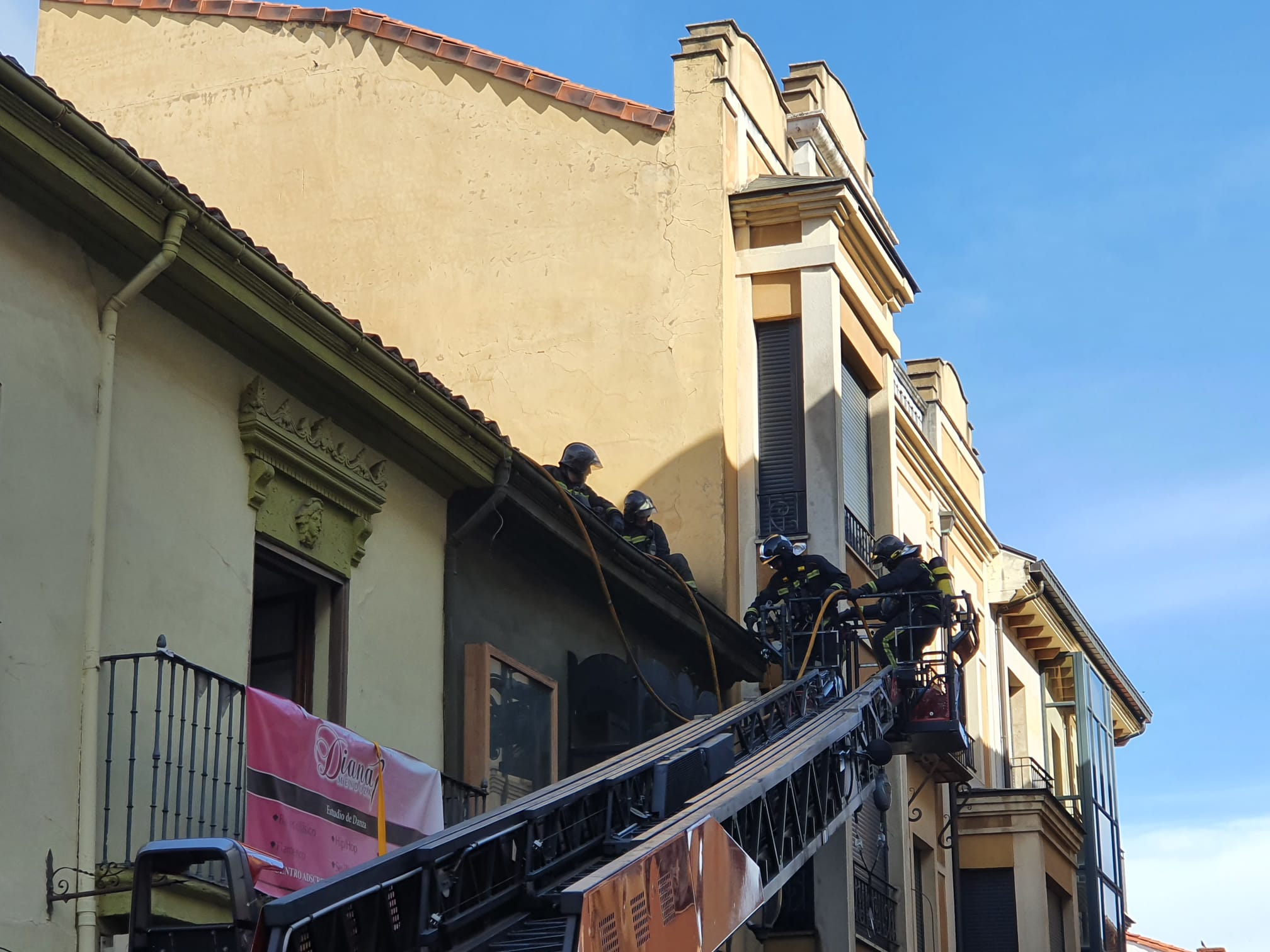 El incendio se ha desencadenado a primera hora de la mañana en uno de los inmuebles de la calle Cervantes de la capital leonesa.