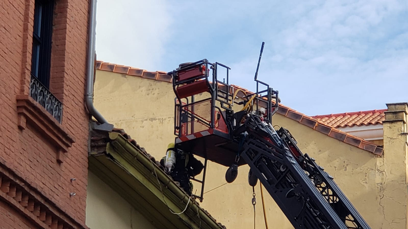 El incendio se ha desencadenado a primera hora de la mañana en uno de los inmuebles de la calle Cervantes de la capital leonesa.