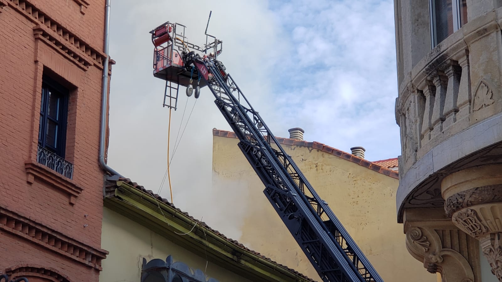 El incendio se ha desencadenado a primera hora de la mañana en uno de los inmuebles de la calle Cervantes de la capital leonesa.