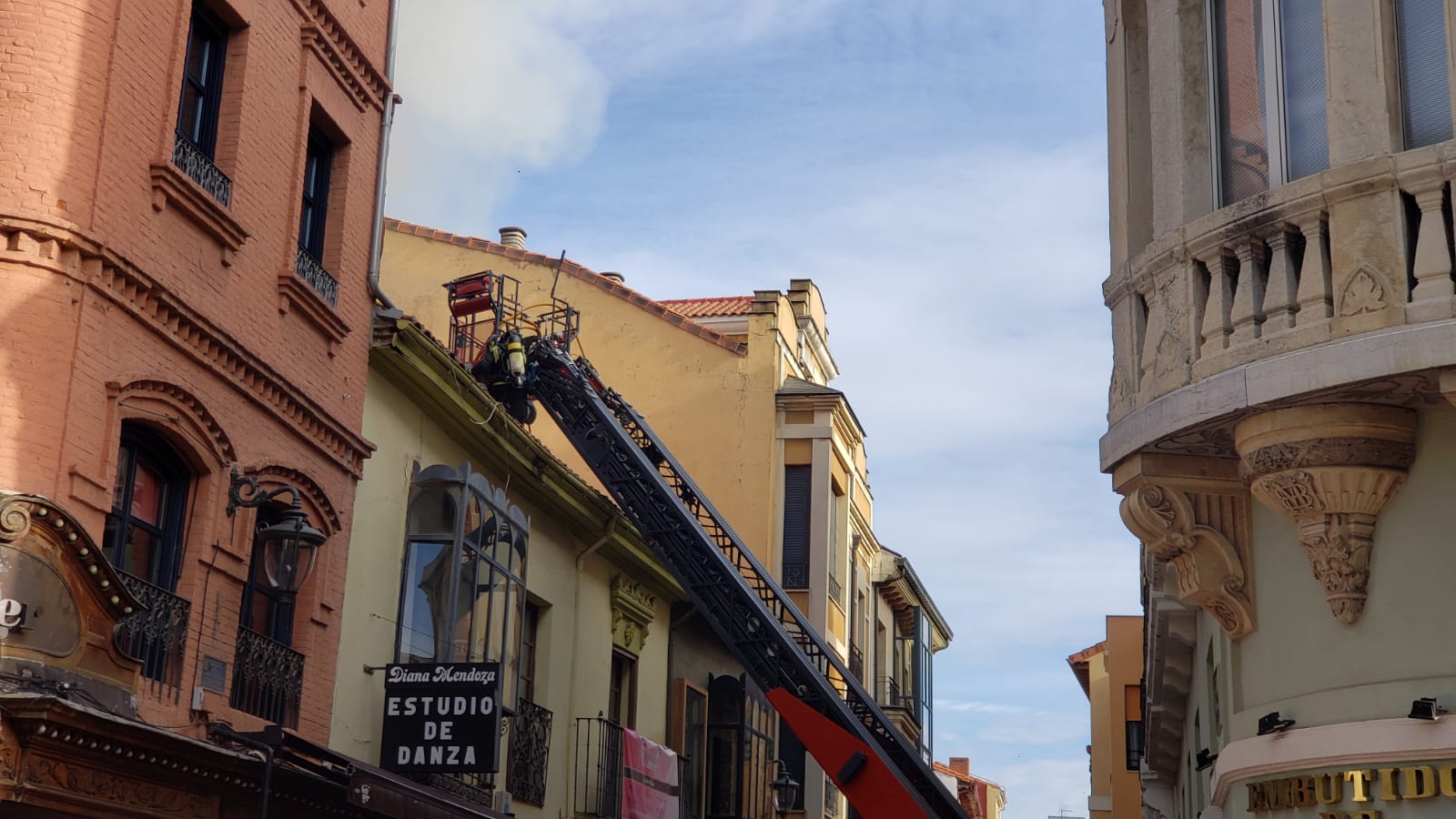 El incendio se ha desencadenado a primera hora de la mañana en uno de los inmuebles de la calle Cervantes de la capital leonesa.