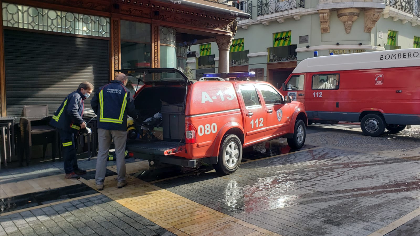 El incendio se ha desencadenado a primera hora de la mañana en uno de los inmuebles de la calle Cervantes de la capital leonesa.