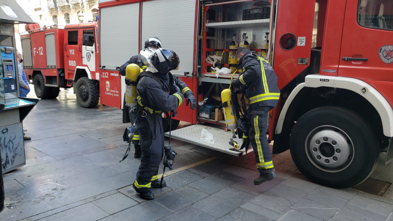 El incendio se ha desencadenado a primera hora de la mañana en uno de los inmuebles de la calle Cervantes de la capital leonesa.