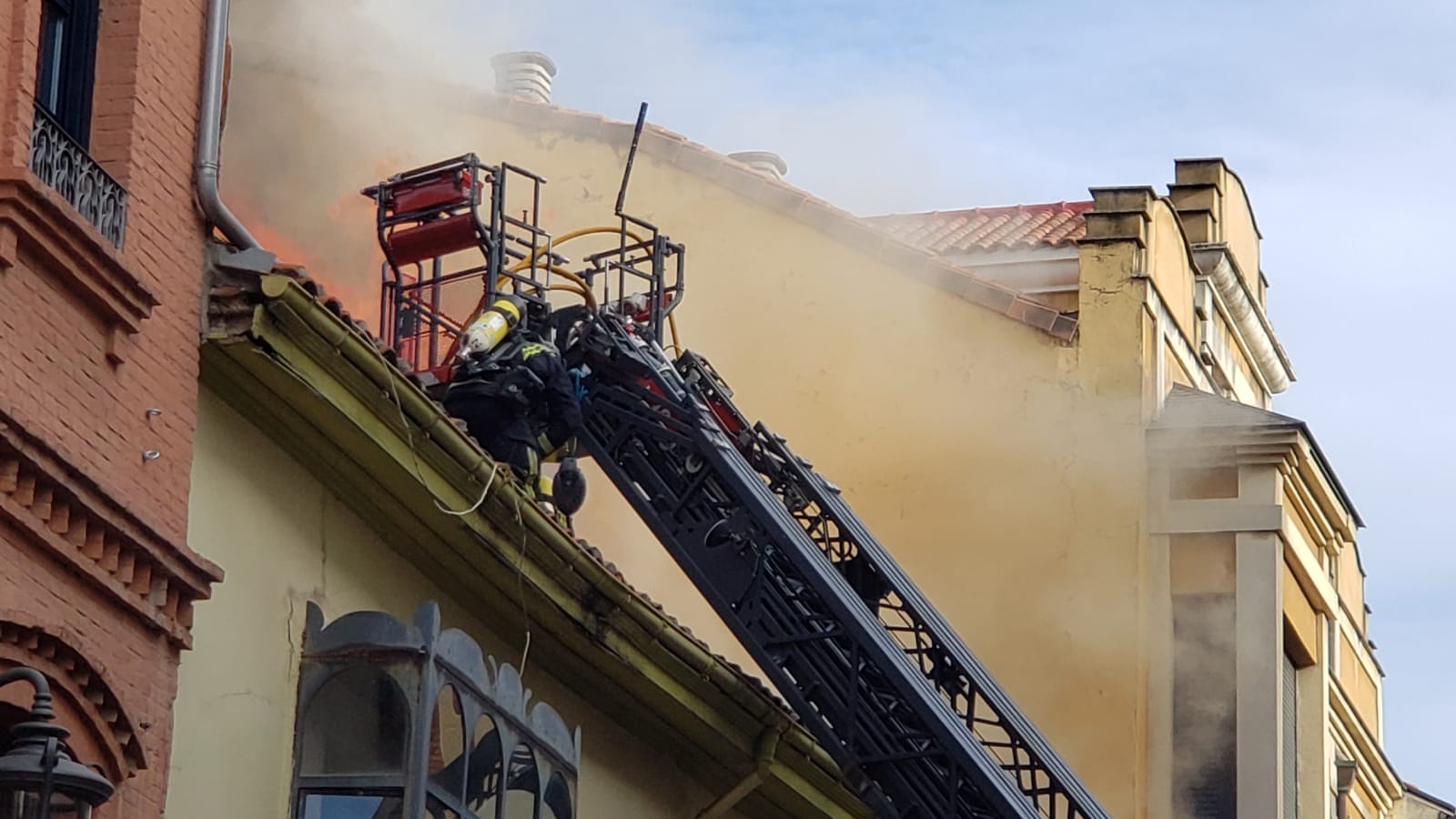 El incendio se ha desencadenado a primera hora de la mañana en uno de los inmuebles de la calle Cervantes de la capital leonesa.