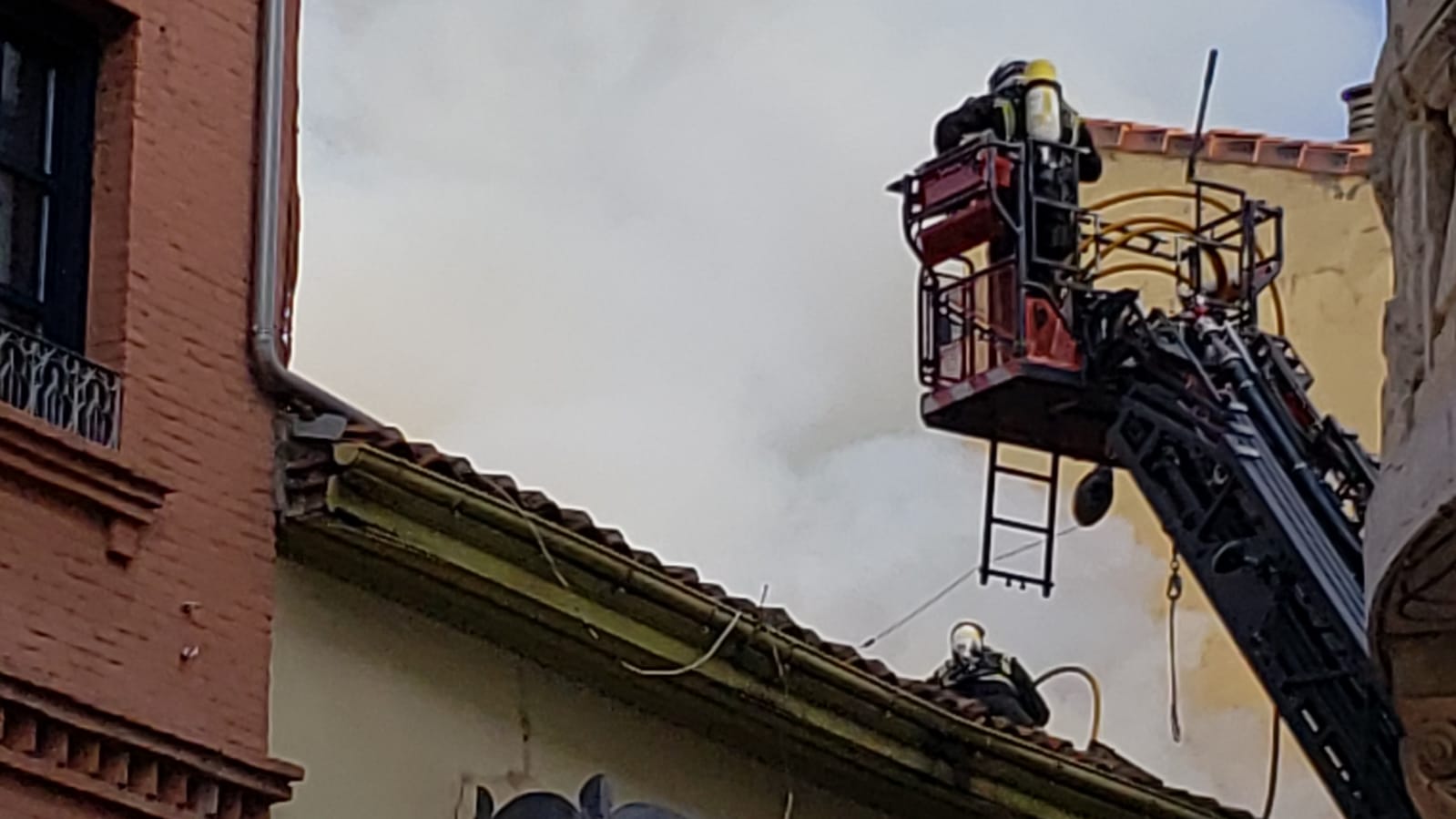 El incendio se ha desencadenado a primera hora de la mañana en uno de los inmuebles de la calle Cervantes de la capital leonesa.