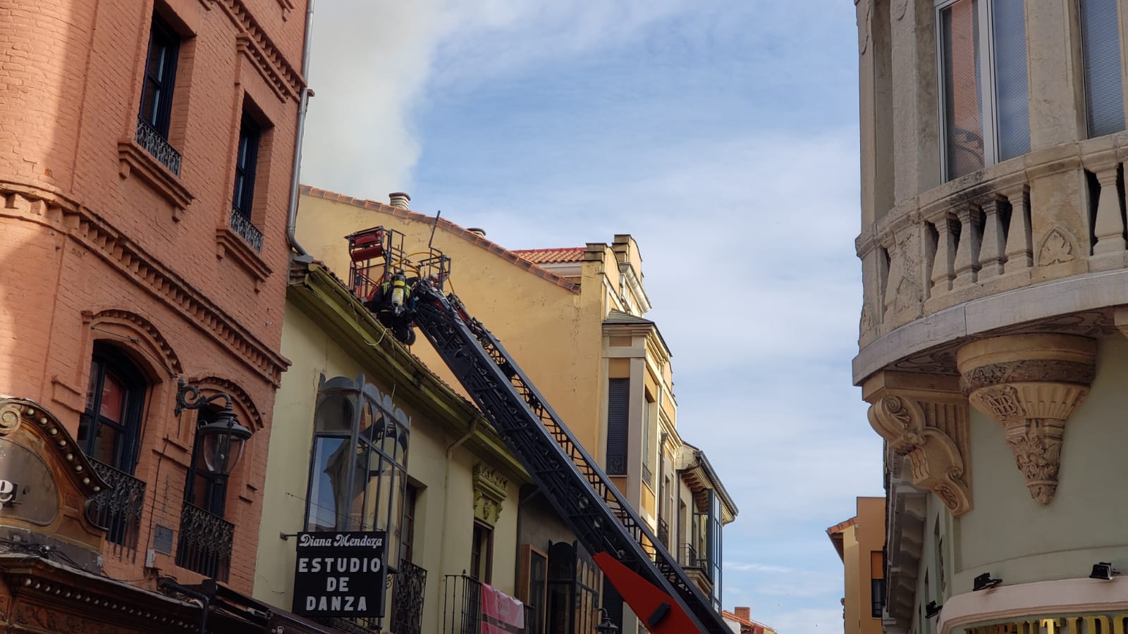 El incendio se ha desencadenado a primera hora de la mañana en uno de los inmuebles de la calle Cervantes de la capital leonesa.