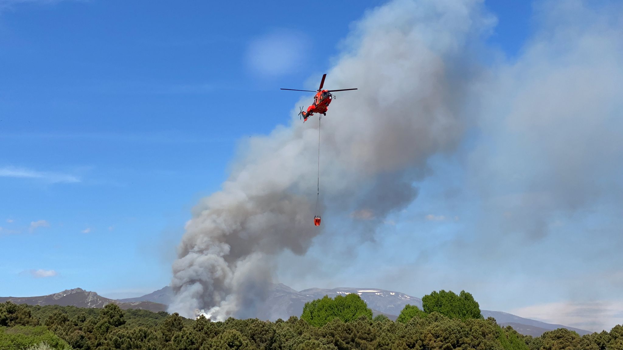 En la zona tan solo pueden intervenir medios aéreos ante la imposibilidad de actuar equipos terrestres por ser zona militar con numerosos explosivos activos | El fuego se ha propagado desde su núcleo entre los ríos Llamas y Espino. 