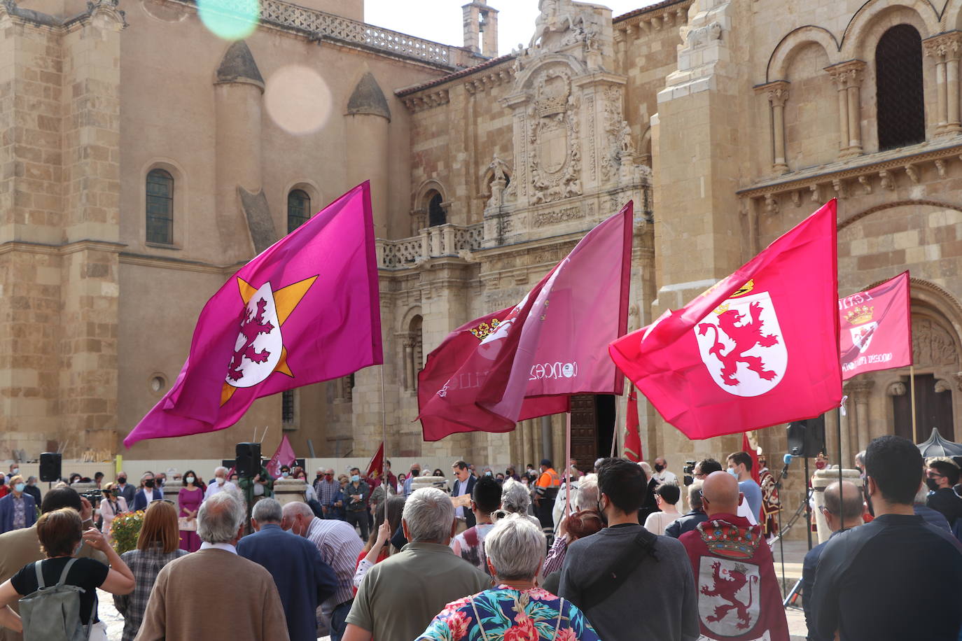 Lectura de Los Decreta frente a la Basílica de San Isidoro.