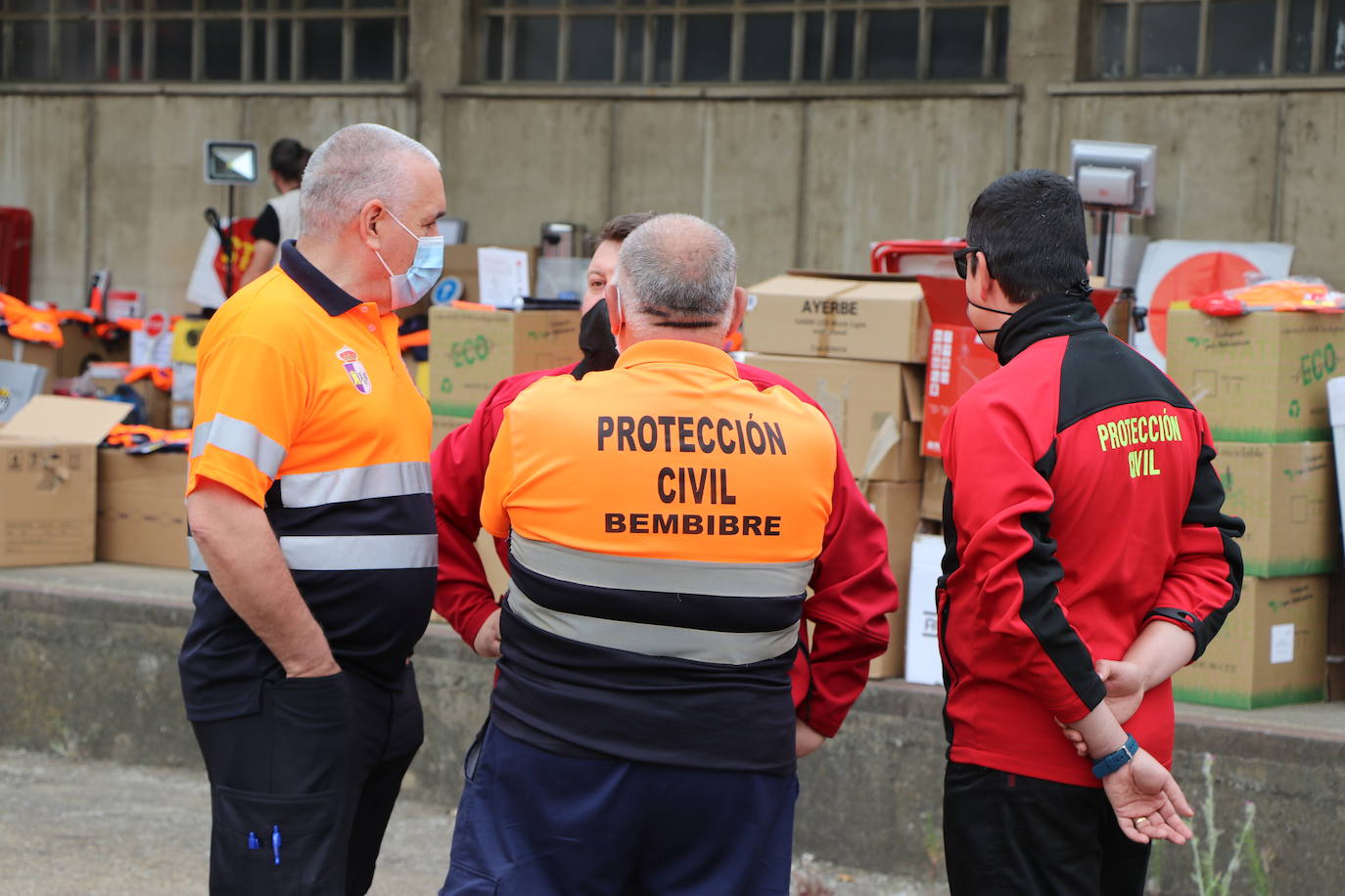 El consejero de Fomento y Medio Ambiente, Juan Carlos-Suárez Quiñones, entrega material y vestuario a las 29 agrupaciones y dos asociaciones del colectivo de voluntarios en la provincia de León 