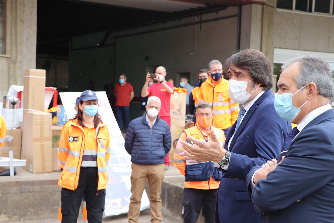 El consejero de Fomento y Medio Ambiente, Juan Carlos-Suárez Quiñones, entrega material y vestuario a las 29 agrupaciones y dos asociaciones del colectivo de voluntarios en la provincia de León 