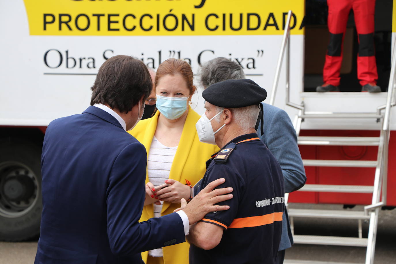 El consejero de Fomento y Medio Ambiente, Juan Carlos-Suárez Quiñones, entrega material y vestuario a las 29 agrupaciones y dos asociaciones del colectivo de voluntarios en la provincia de León 