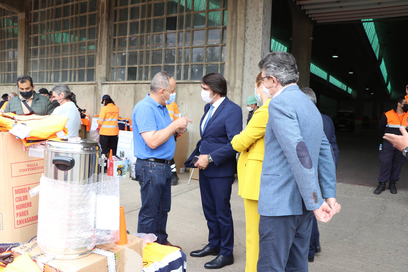 El consejero de Fomento y Medio Ambiente, Juan Carlos-Suárez Quiñones, entrega material y vestuario a las 29 agrupaciones y dos asociaciones del colectivo de voluntarios en la provincia de León 