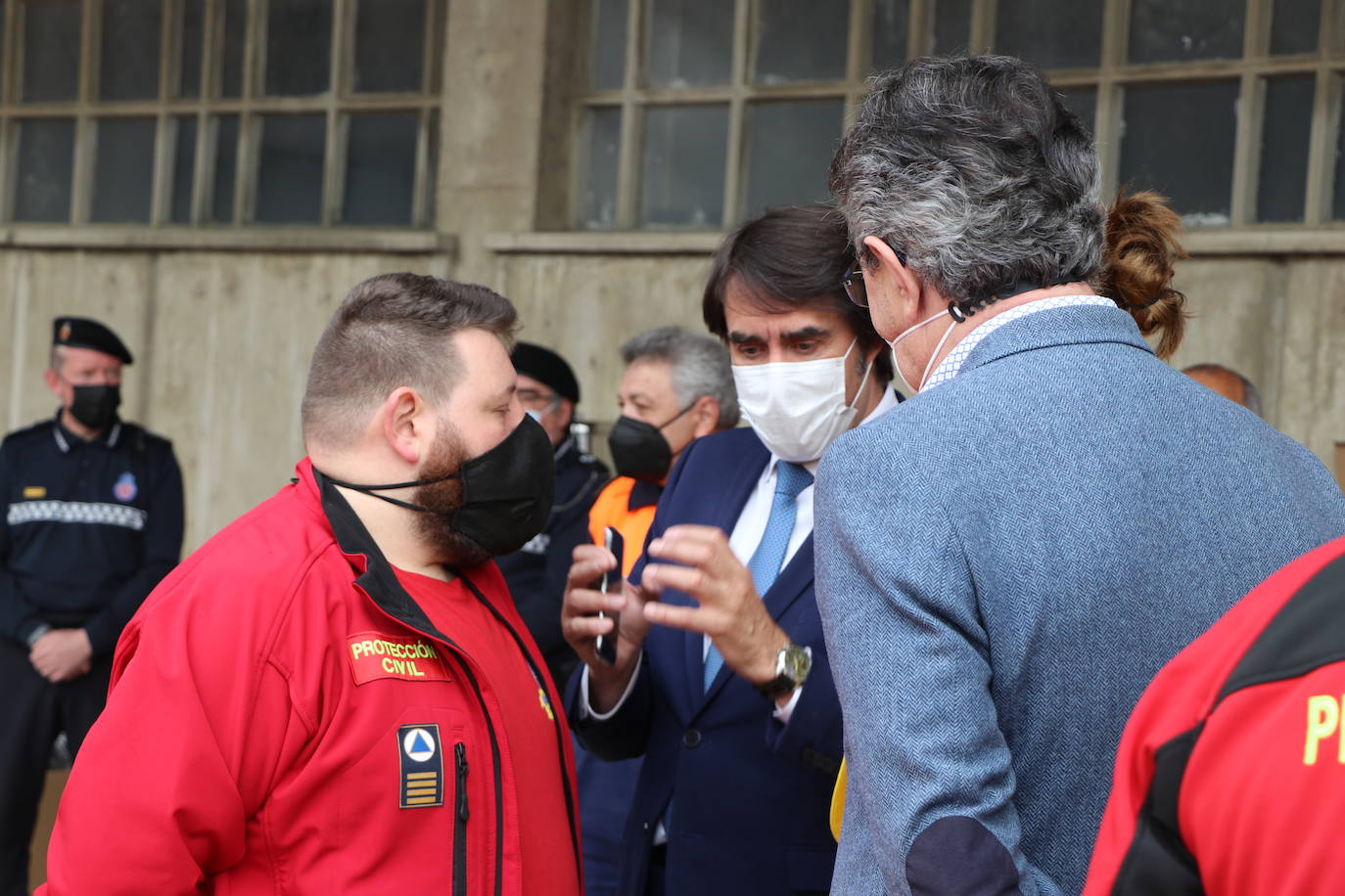 El consejero de Fomento y Medio Ambiente, Juan Carlos-Suárez Quiñones, entrega material y vestuario a las 29 agrupaciones y dos asociaciones del colectivo de voluntarios en la provincia de León 