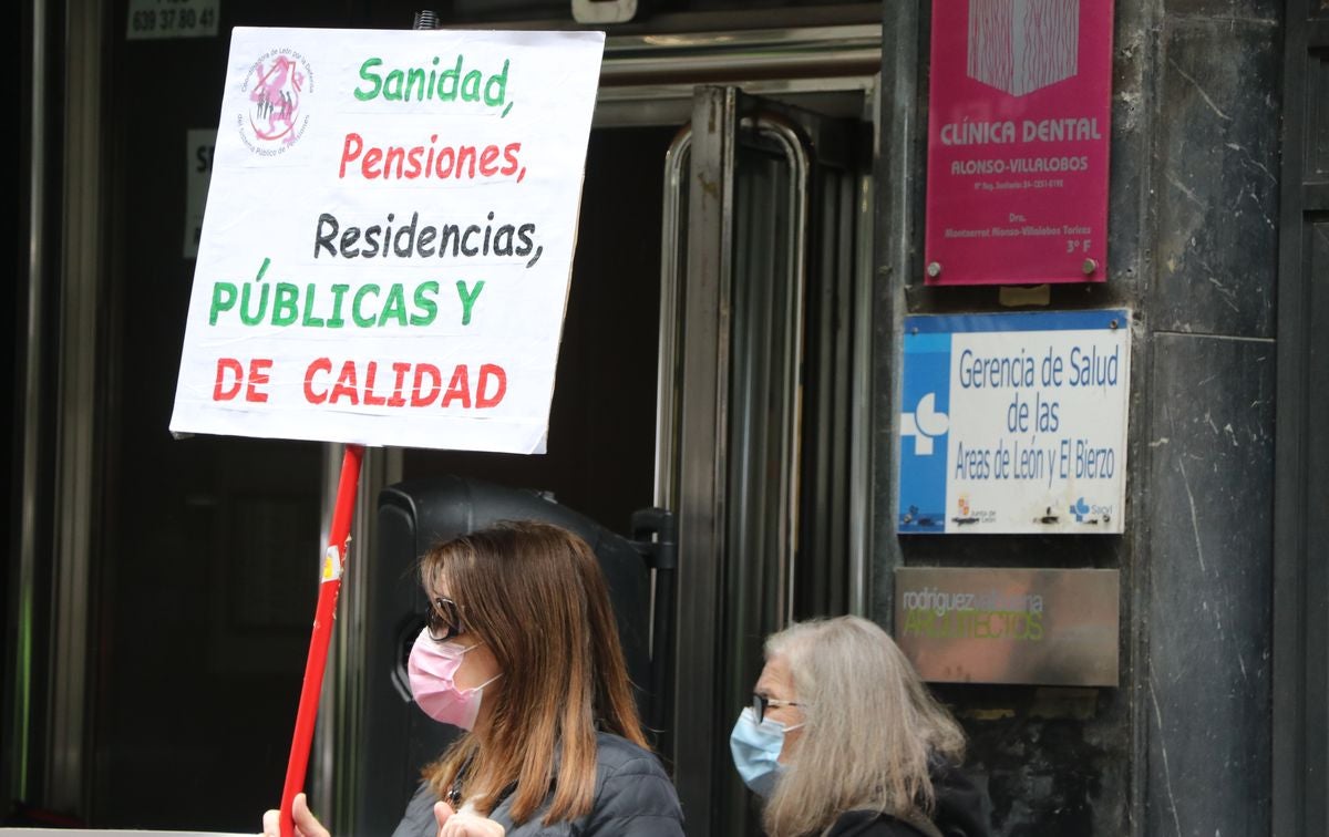 Decenas de personas reclaman una apuesta real y decidida por el sistema sanitario público frente a la Gerencia de Salud de León.