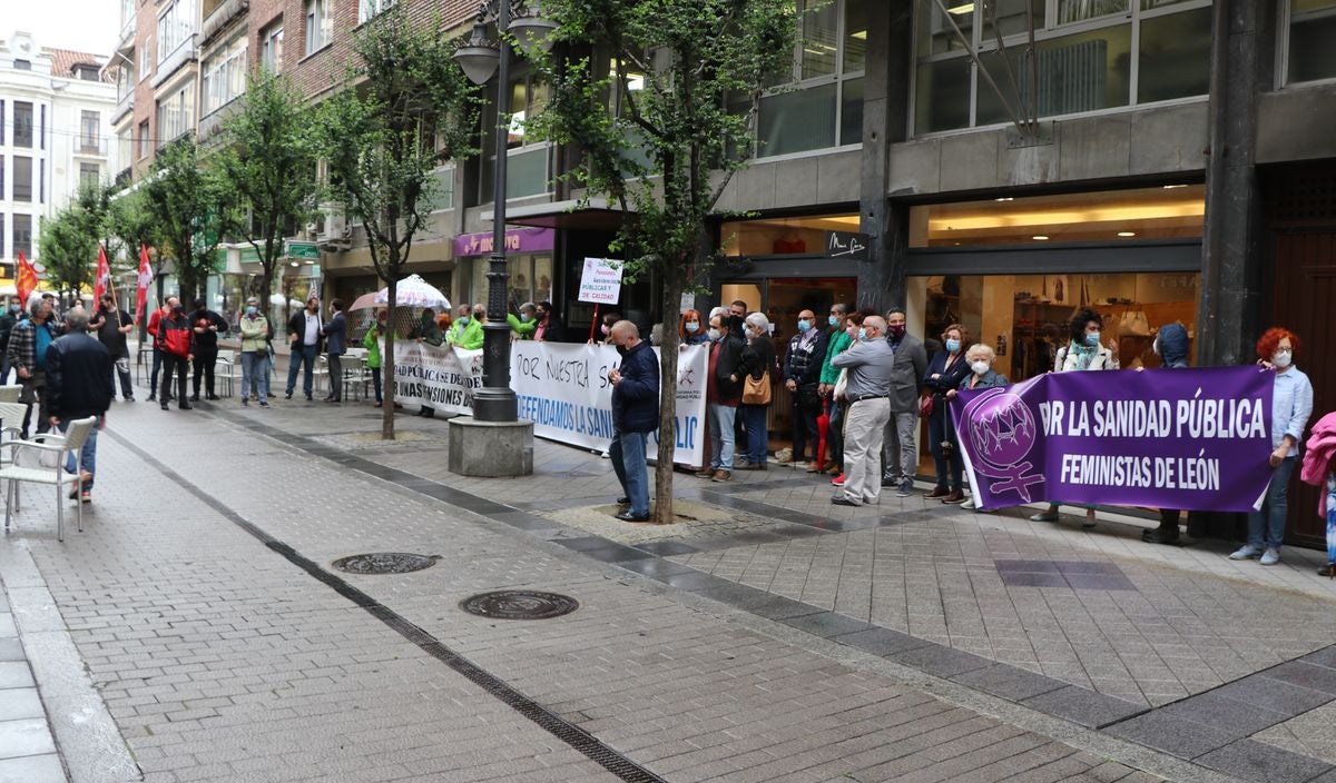 Decenas de personas reclaman una apuesta real y decidida por el sistema sanitario público frente a la Gerencia de Salud de León.