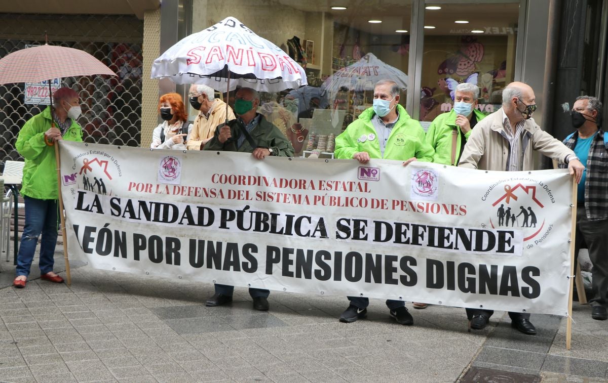 Decenas de personas reclaman una apuesta real y decidida por el sistema sanitario público frente a la Gerencia de Salud de León.