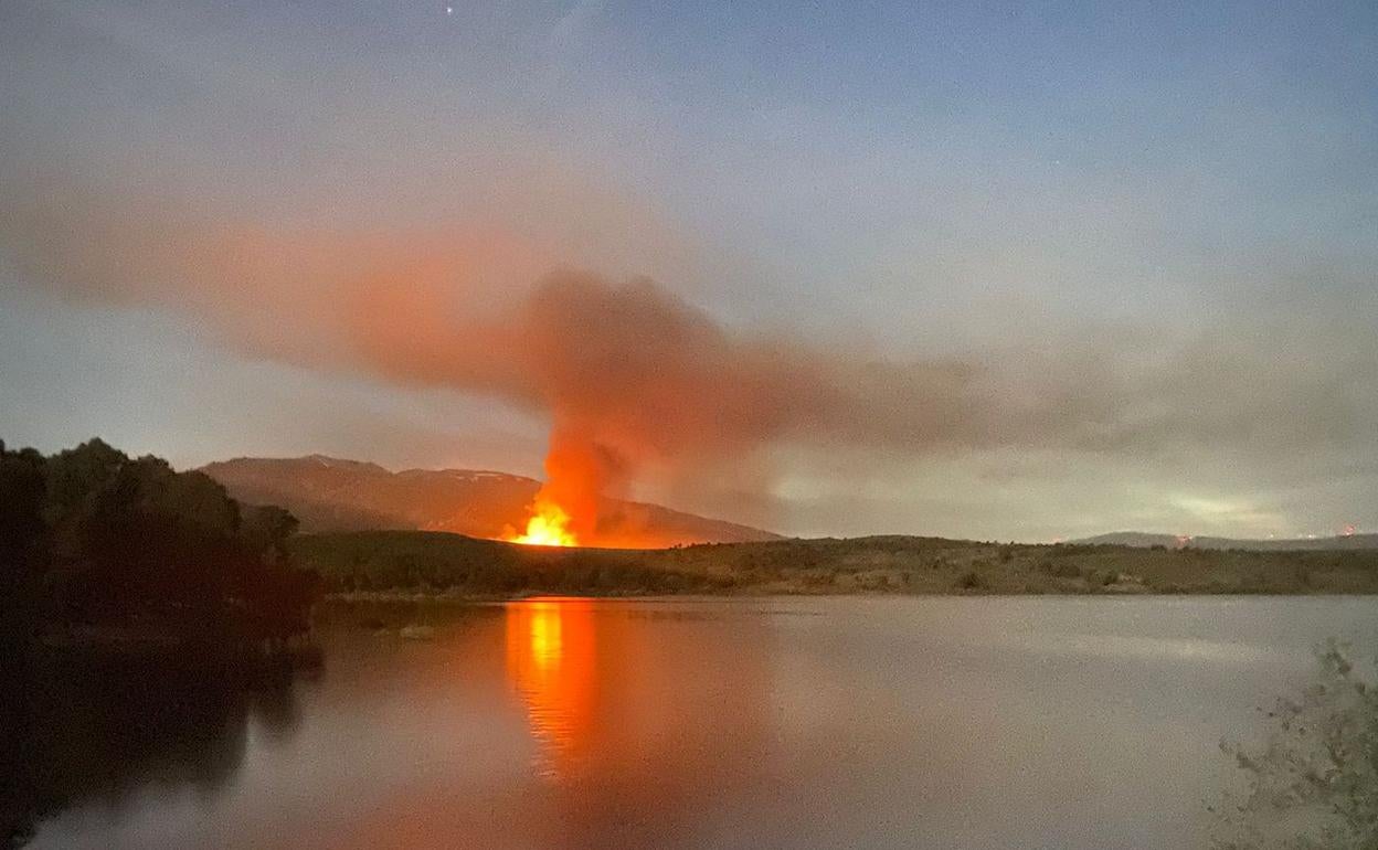 Imagen del fuego en el campo de tiro de El Teleno, activo durante la madrugada.