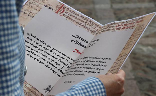 Galería. Lectura de Los Decreta en León.