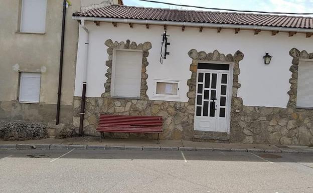 Imagen del exterior del teleclub, que cuenta con patio para terraza. 