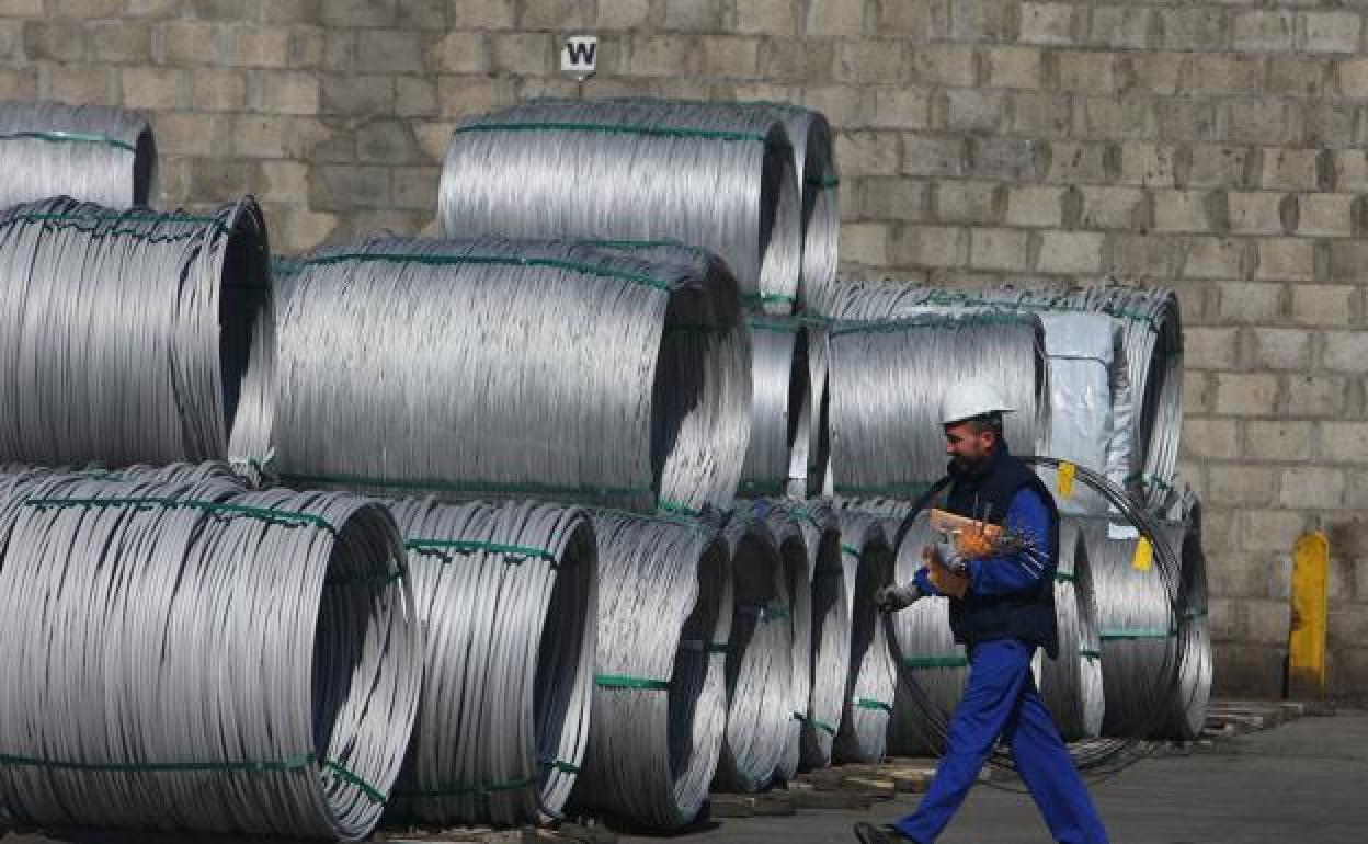 Imagen de un operario en las instalaciones de Roldán.