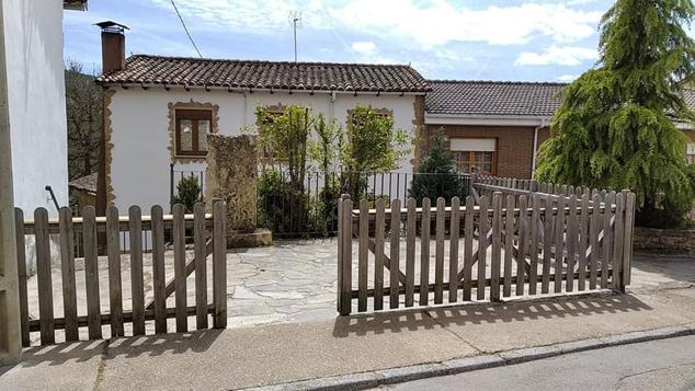 La localidad leonesa de La Devesa de Boñar, con 40 habitantes en invierno «y muchos más en verano», toma la decisión de 'regalar' su teleclub para animar a que «la gente venga a esta zona de la provincia». 