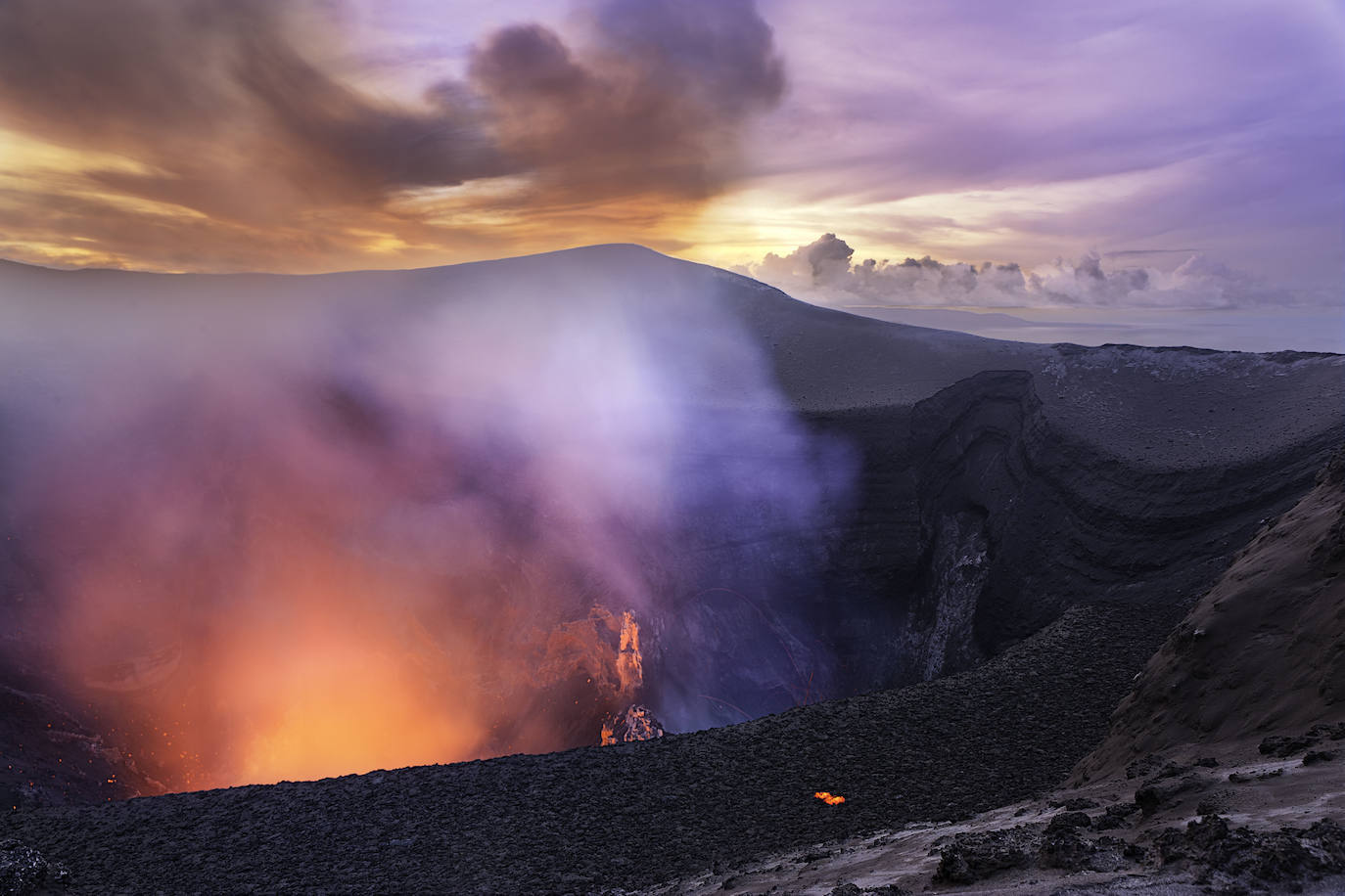 Monte Yasur, Vanuatu | Otro volcán activo al que no querrías acercarte jamás. Una zona hipnótica donde las cenizas y la lava suponen un riesgo potencial que hace el lugar imposible de visitar. 