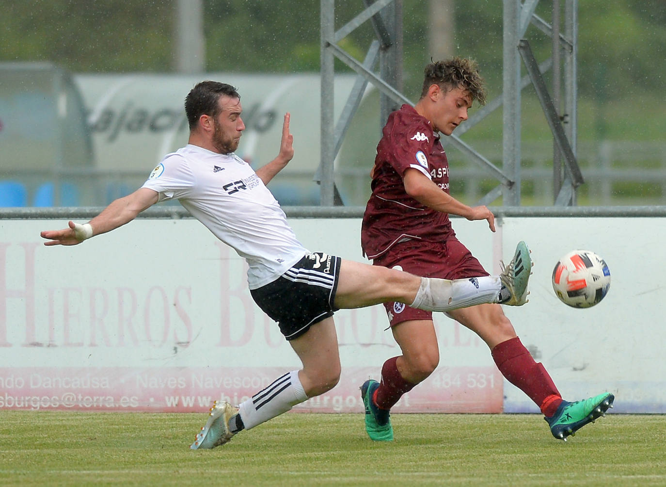 El conjunto leonés pierde en las semifinales de la fase de ascenso ante el Burgos Promesas por 2-1.