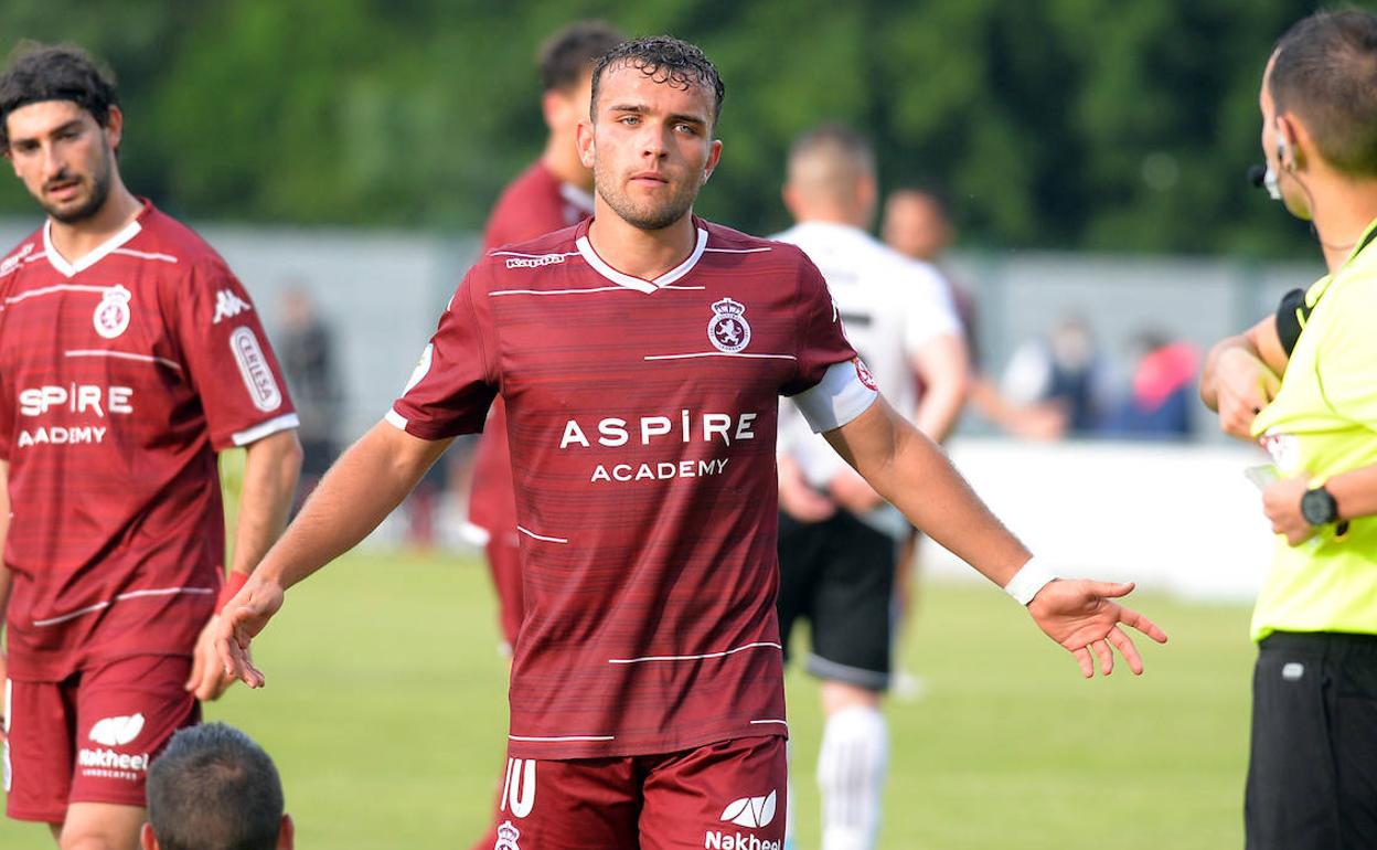 Javi Fernández, capitán del Júpiter, en una acción del partido.