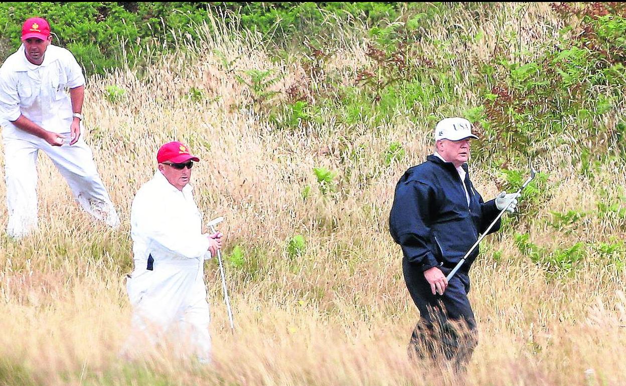 Trump divide su tiempo entre sus intentos políticos y su pasión por el golf.